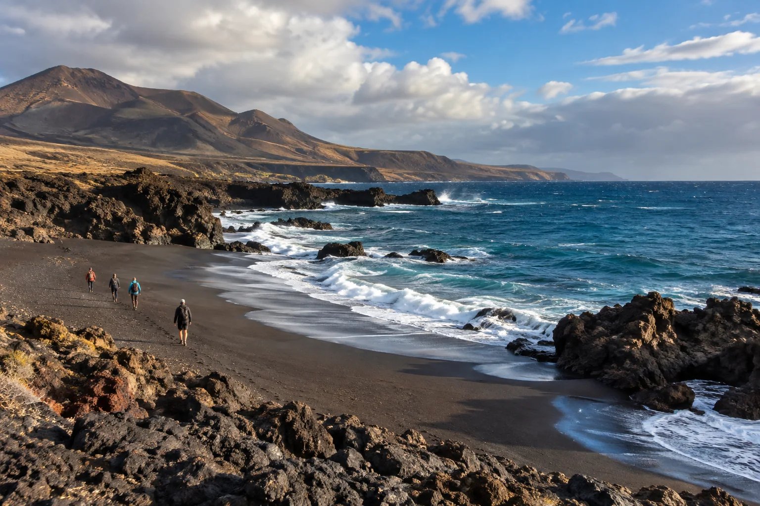 Côte volcanique des Canaries sous un ciel changeant en décembre