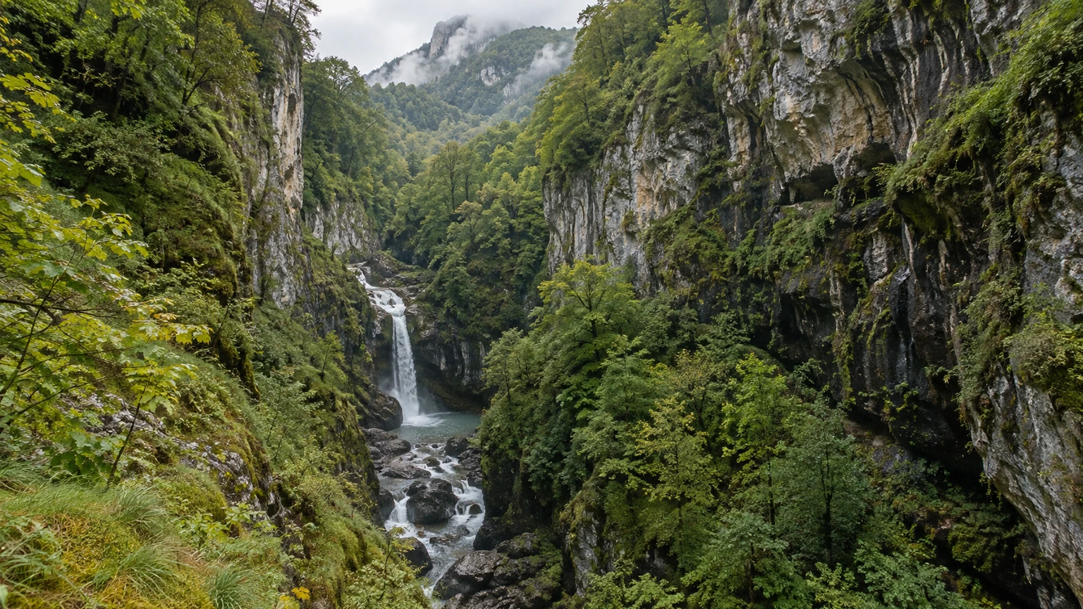 Gorges de Kakuetta et cascade au cœur de la Haute-Soule