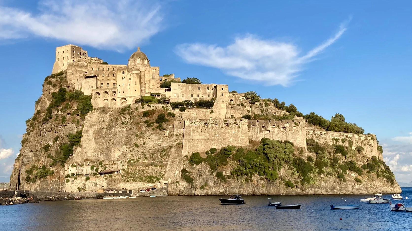 Château aragonais d’Ischia vu depuis le village d’Ischia Ponte Château aragonais d’Ischia vu depuis le village d’Ischia Ponte