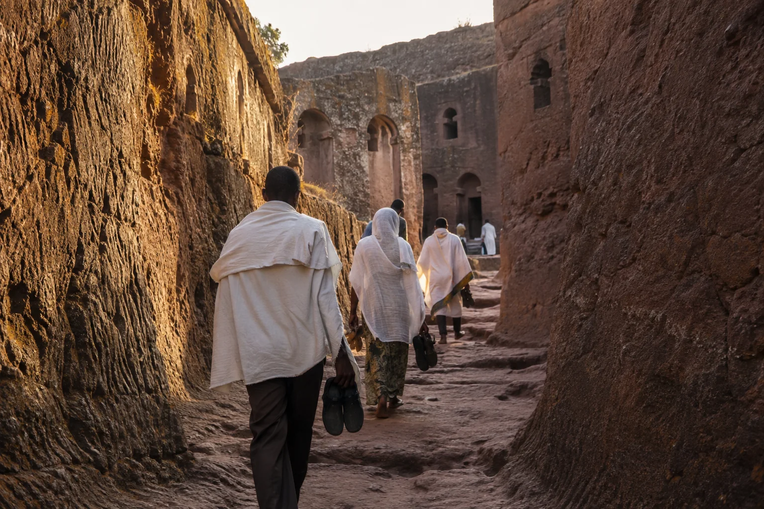 Visiteurs marchant dans les tranchées rocheuses des églises de Lalibela