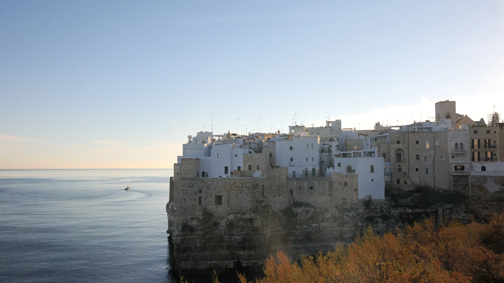 Village blanc et côte des Pouilles, à visiter en évitant gares bondées et plages saturées Village blanc et côte des Pouilles, à visiter en évitant gares bondées et plages saturées