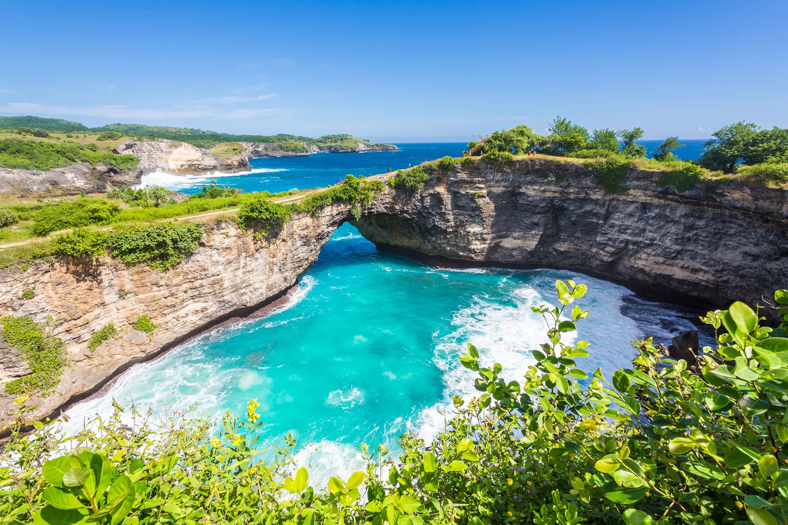 Arche naturelle et bassin rocheux de Broken Beach à Nusa Penida, sous la lumière du jour