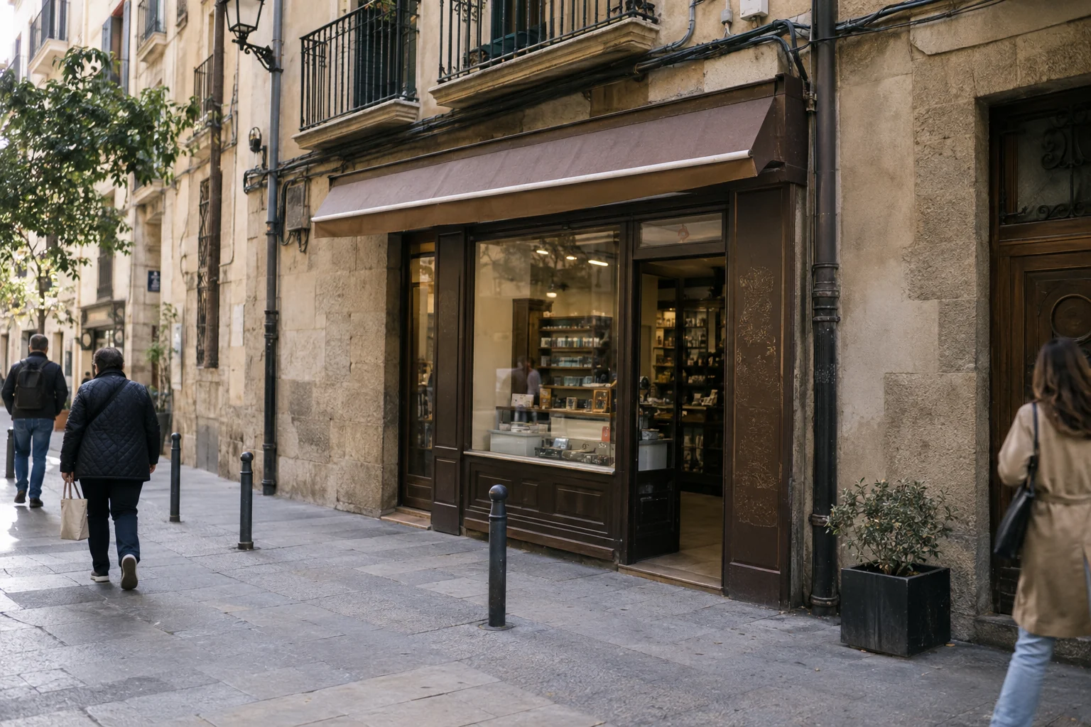 Façade discrète d’un estanco dans une rue espagnole