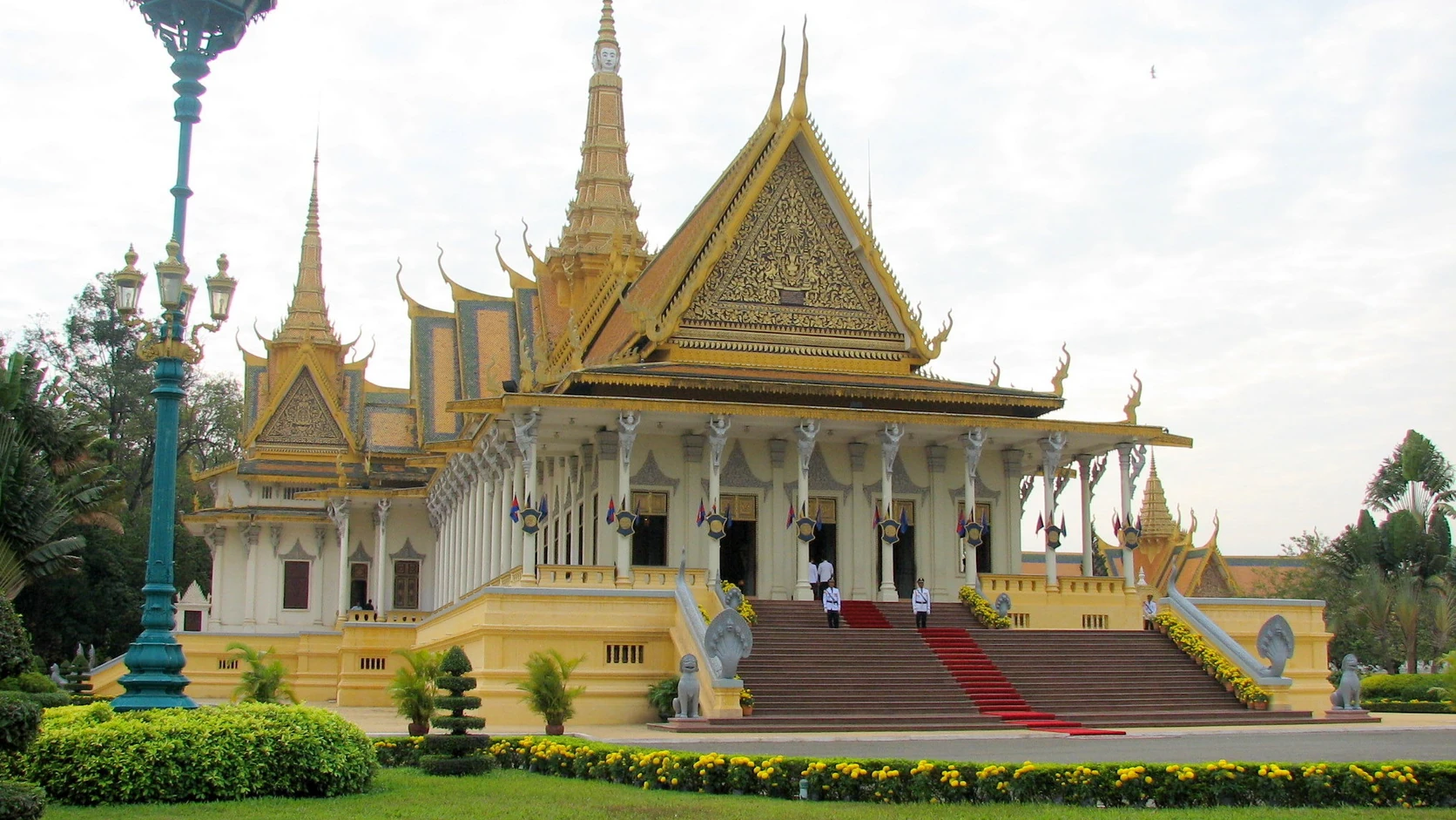 Toits du Palais royal de Phnom Penh, au confluent du Mékong