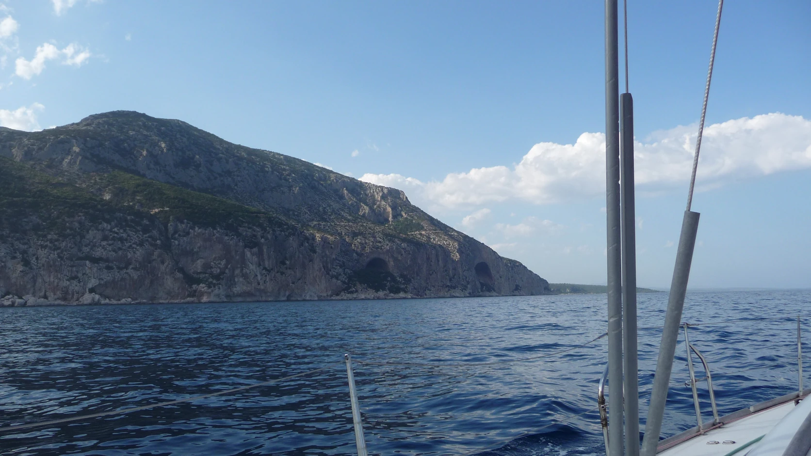 Crique rocheuse et eau claire sur la côte sarde