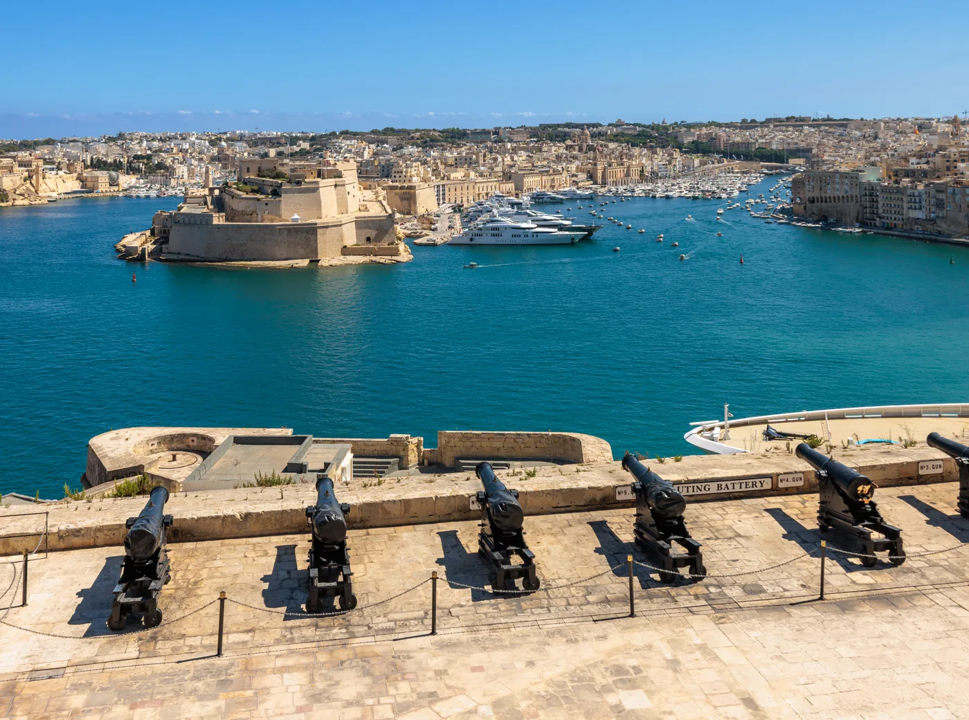 Le Grand Harbour de La Valette vu des jardins Upper Barrakka, canons et navires