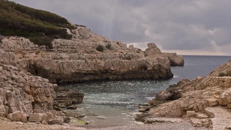 Plage de Port d’Alon : accès, parking et activités dans la calanque
