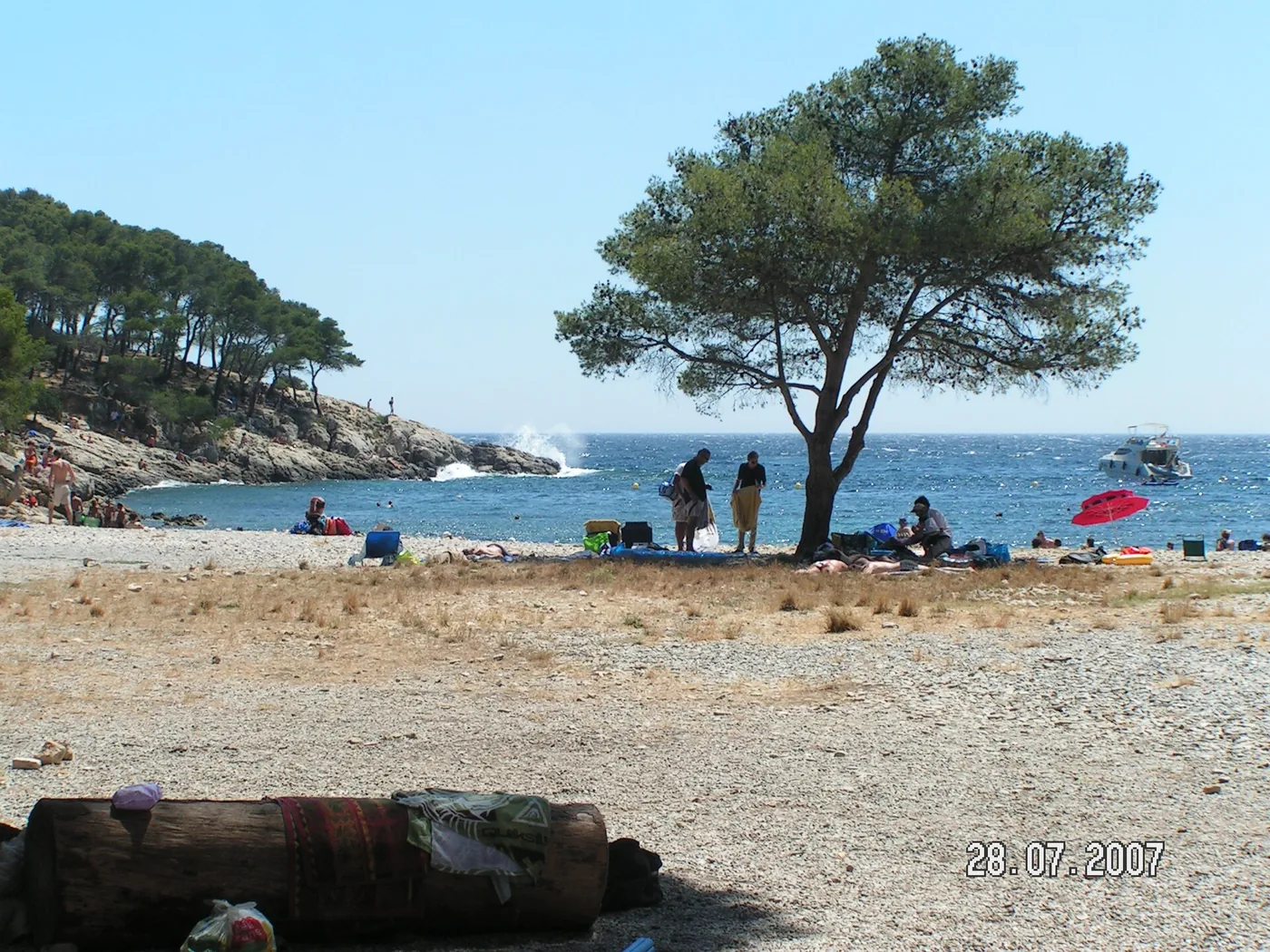 Plage de galets de Port d’Alon, rivage et mer dans la calanque