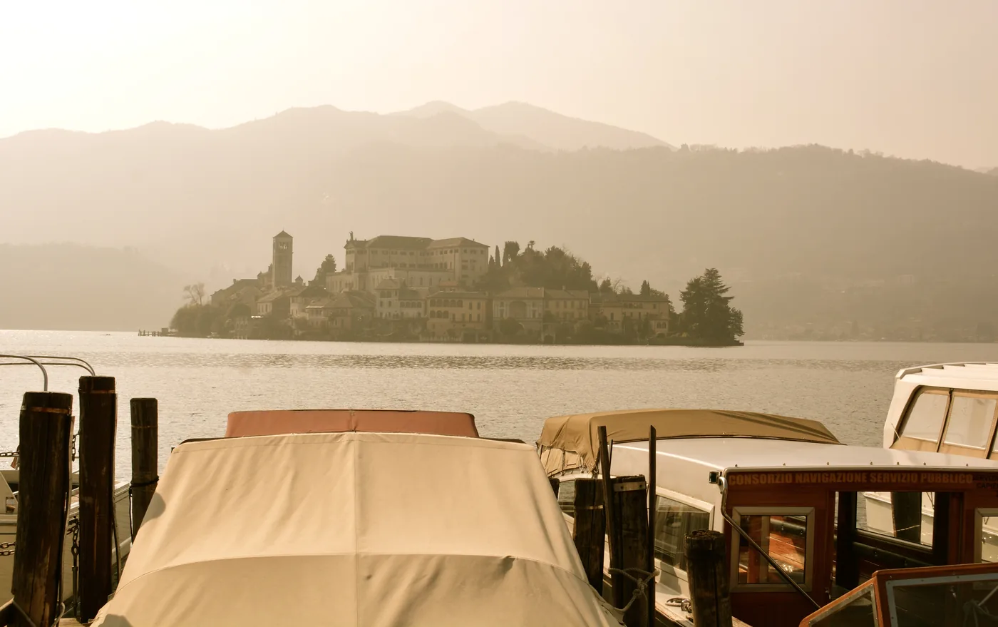L’île San Giulio et ses bâtiments au milieu du lac d’Orta