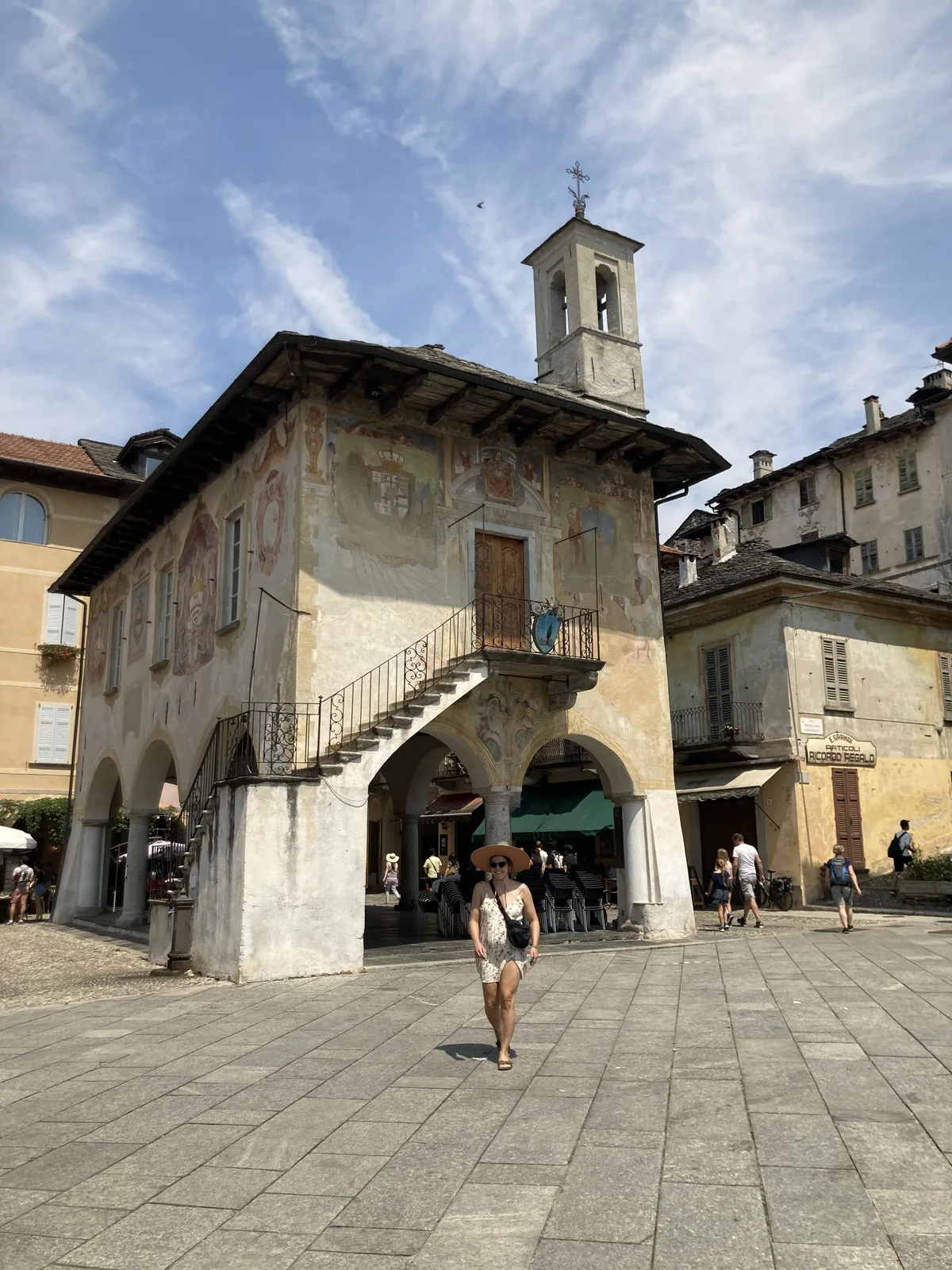 Façade du Broletto sur la Piazza Motta à Orta San Giulio