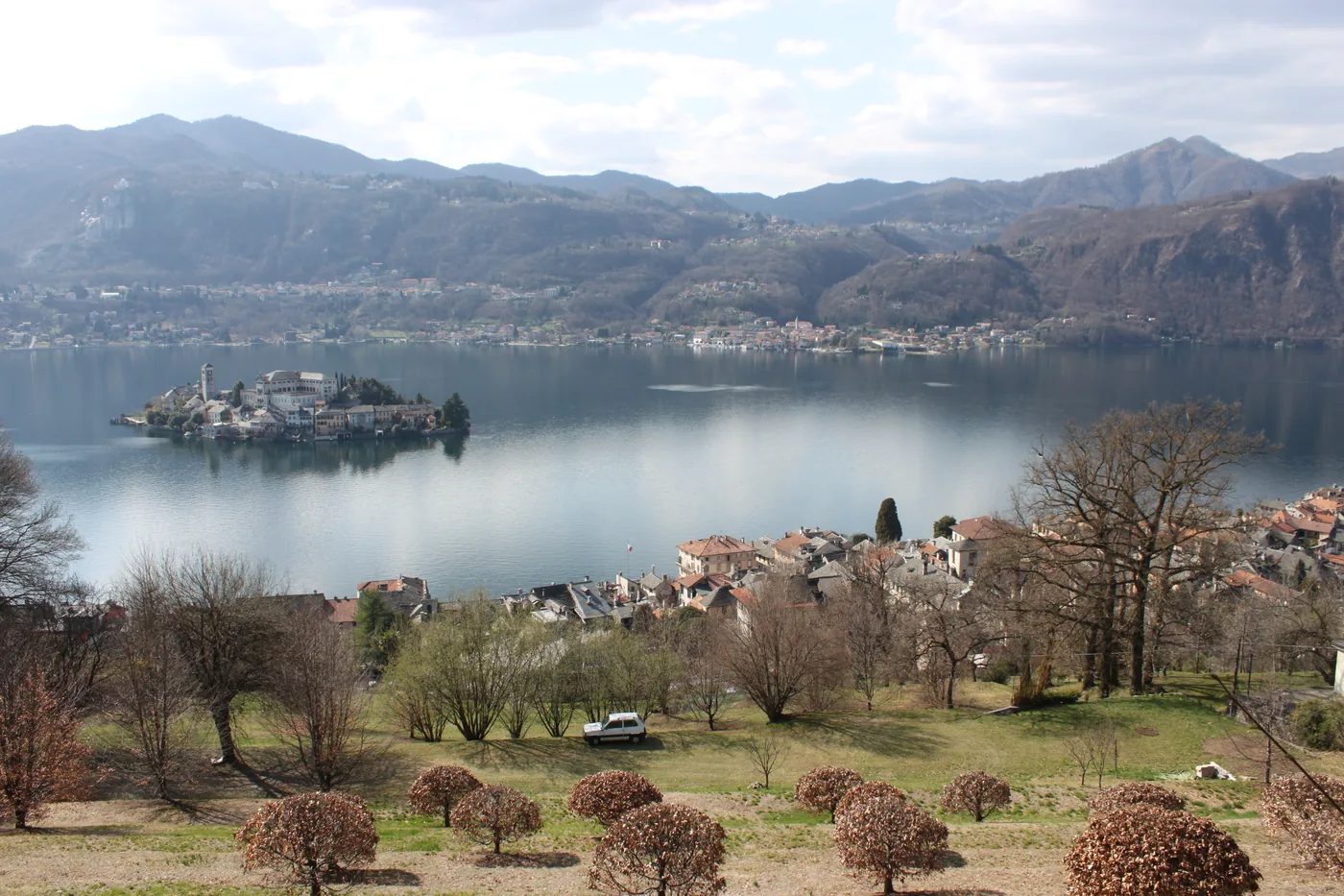 Vue sur le lac d’Orta et l’île San Giulio depuis le Sacro Monte