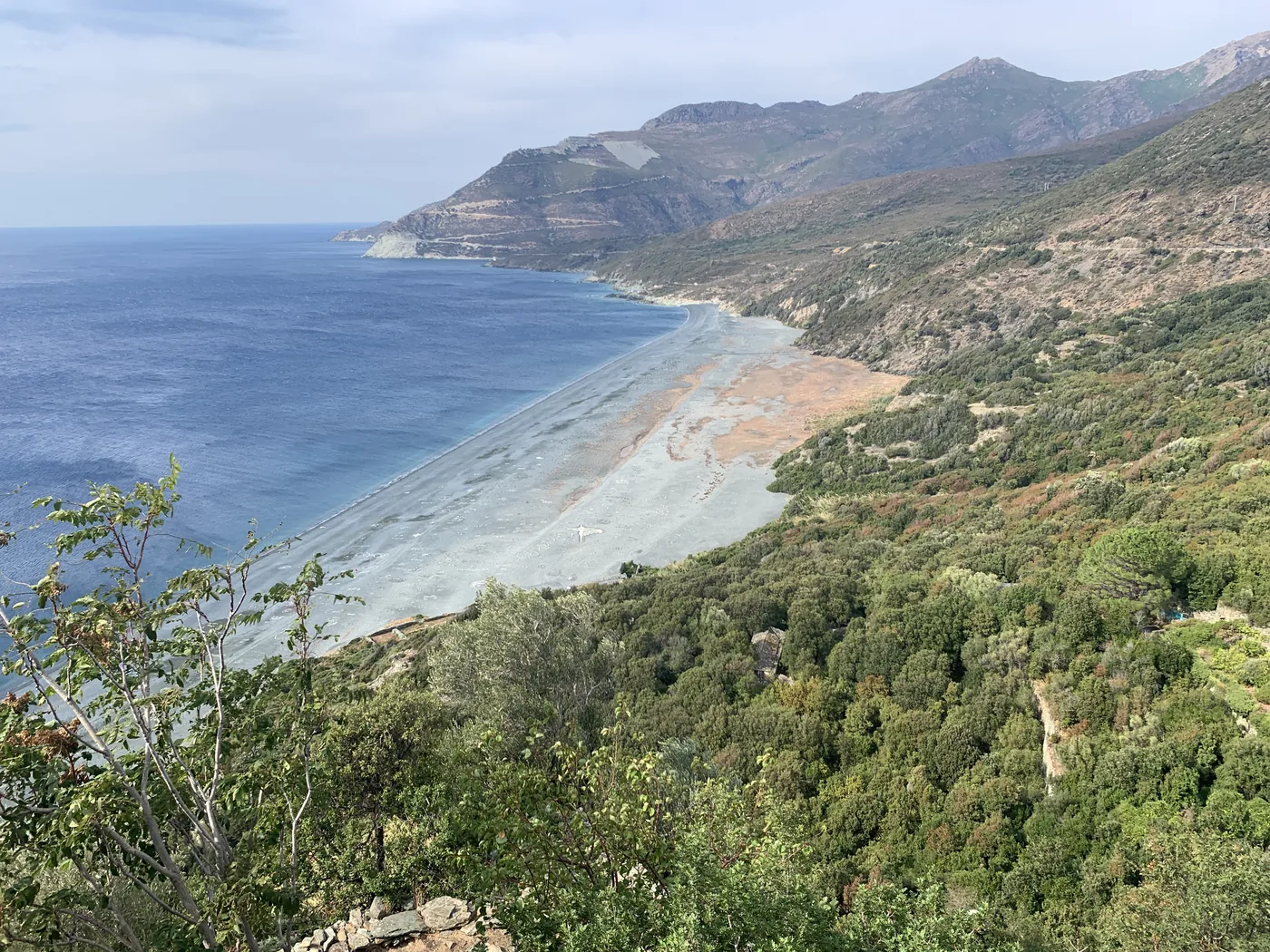 Galets sombres et rivage de la plage de Nonza en Haute-Corse