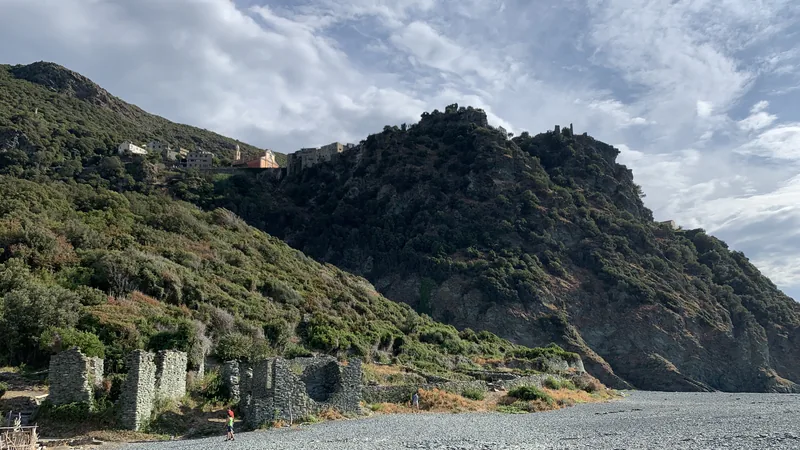 Plage de Nonza : accès, galets noirs et conseils pour préparer la visite