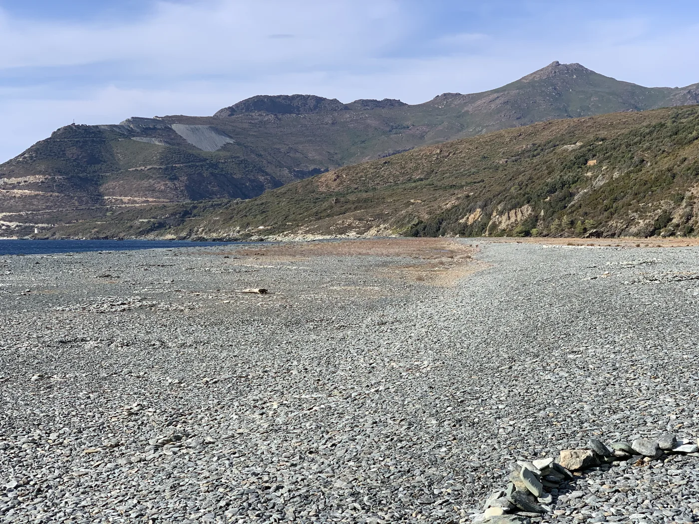 Rivage de galets de la plage de Nonza et relief du Cap Corse