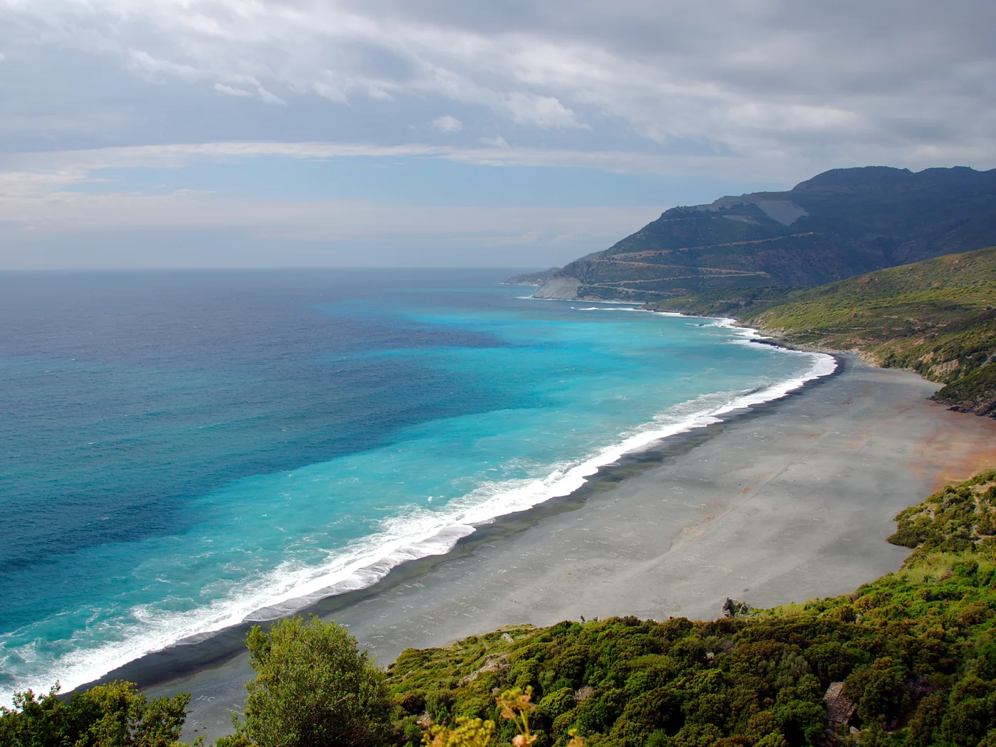 Vue diurne de la longue plage noire de Nonza et de la côte du Cap Corse