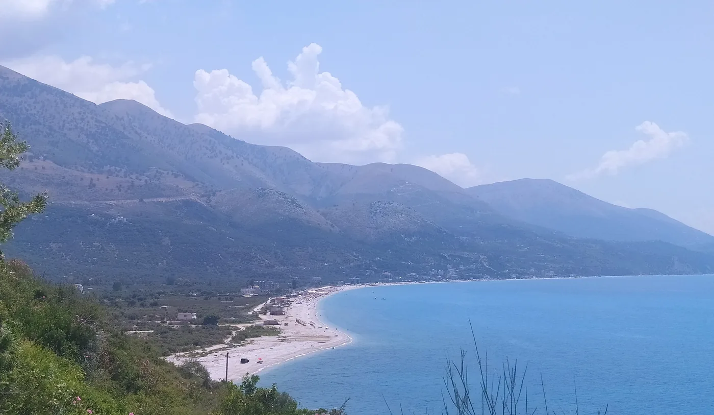 La longue plage de Borsh vue depuis Qeparo sur la Riviera albanaise
