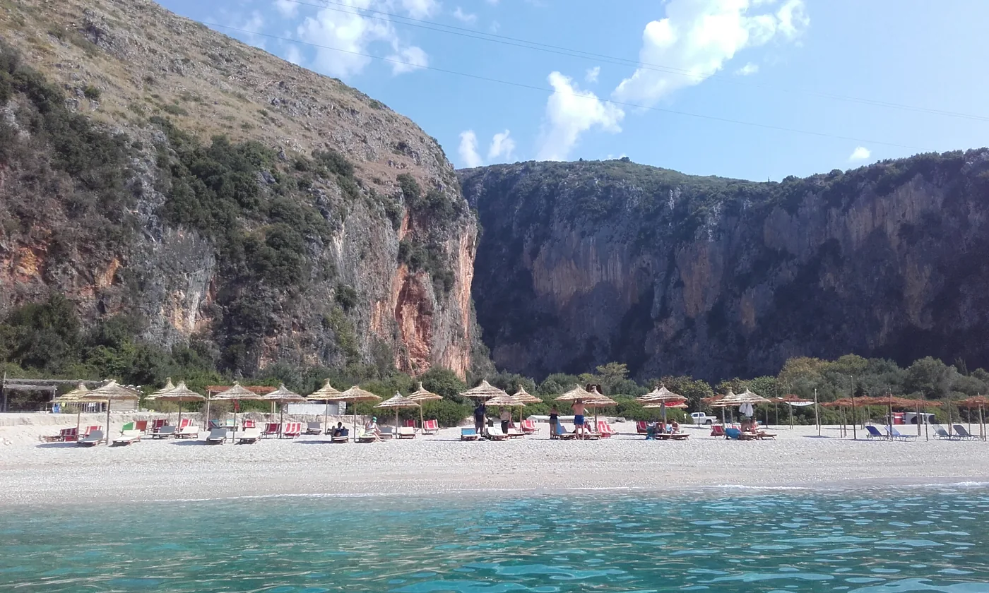 La baie de Gjipe entre mer turquoise, plage et reliefs rocheux en Albanie