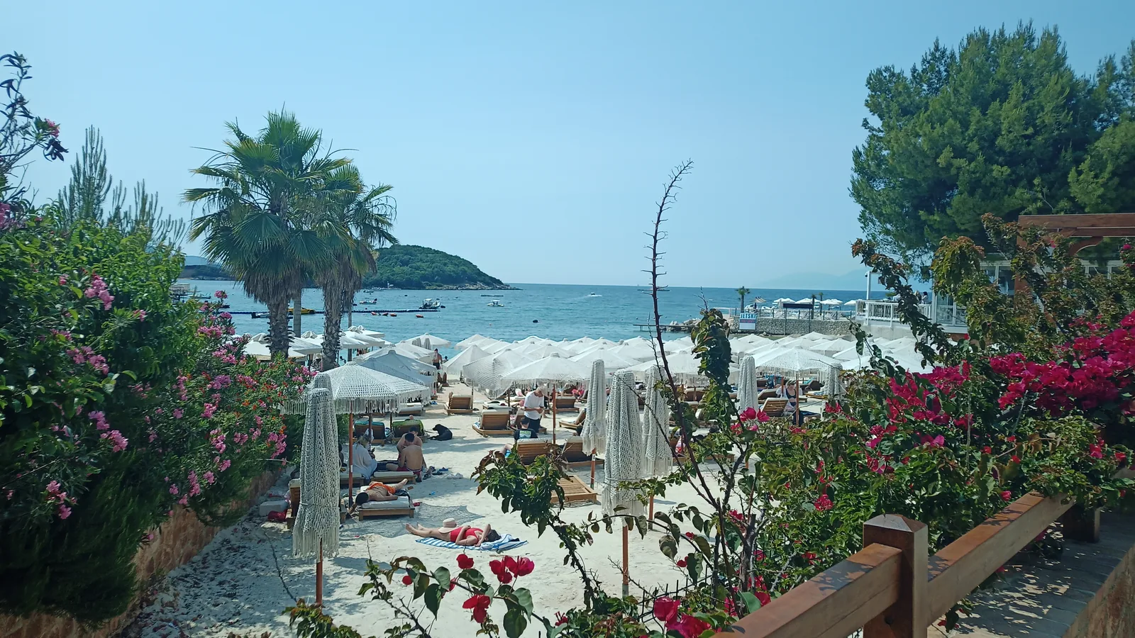 Une plage de Ksamil en Albanie, avec ses eaux turquoise et son littoral aménagé