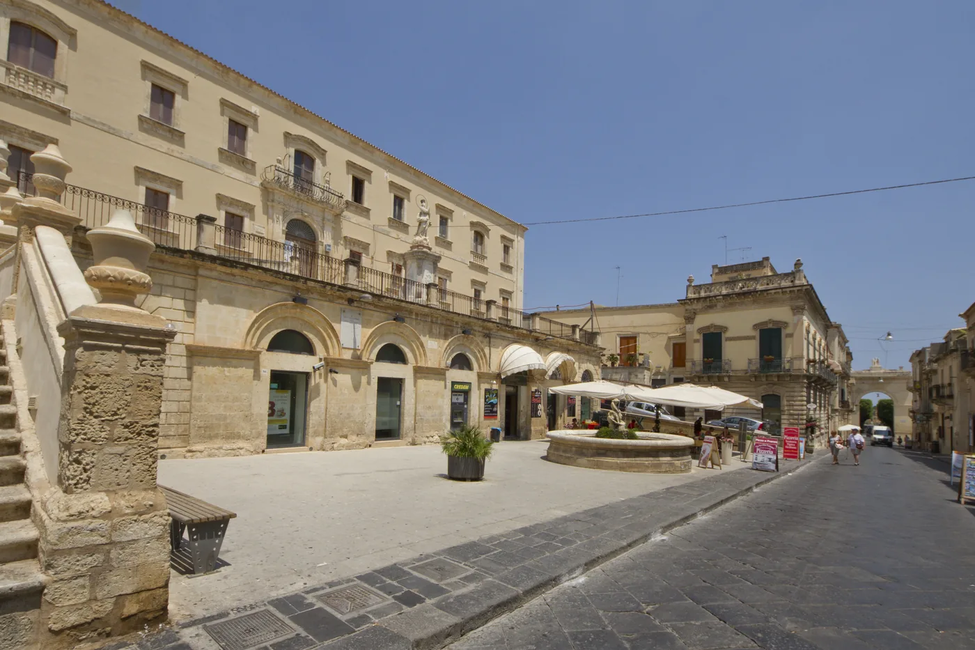 Vue diurne du Corso Vittorio Emanuele et de ses édifices baroques à Noto