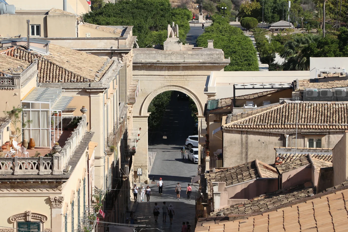 Porta Reale ouvrant le parcours du centre historique de Noto