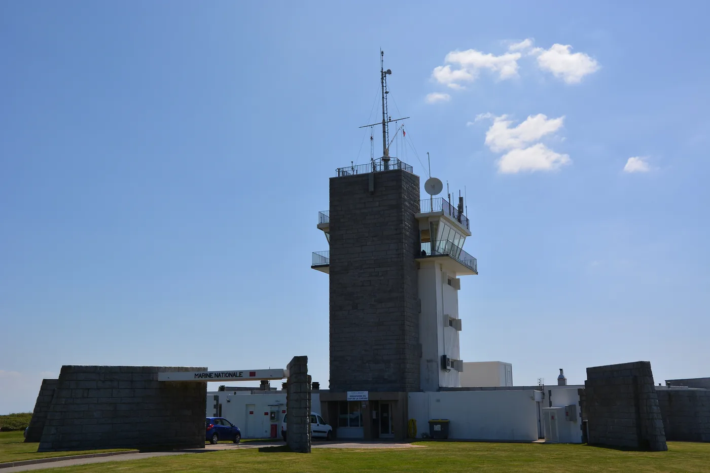 Le sémaphore du cap de la Chèvre sous un ciel bleu