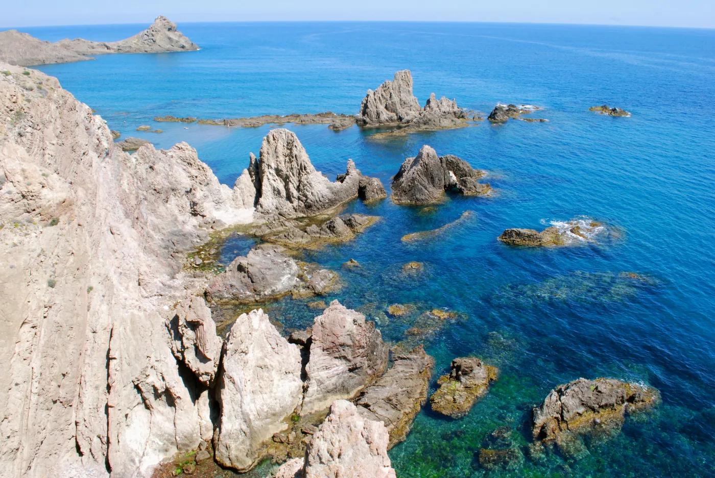 L’Arrecife de las Sirenas au pied du phare de Cabo de Gata