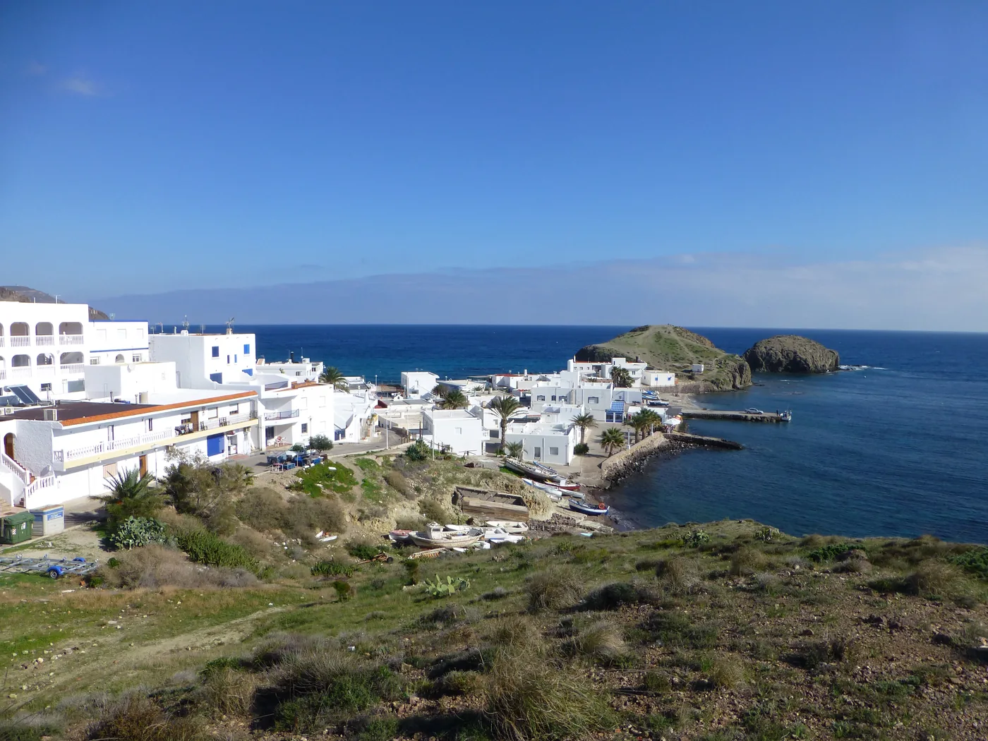 Le village blanc de La Isleta del Moro vu depuis son belvédère