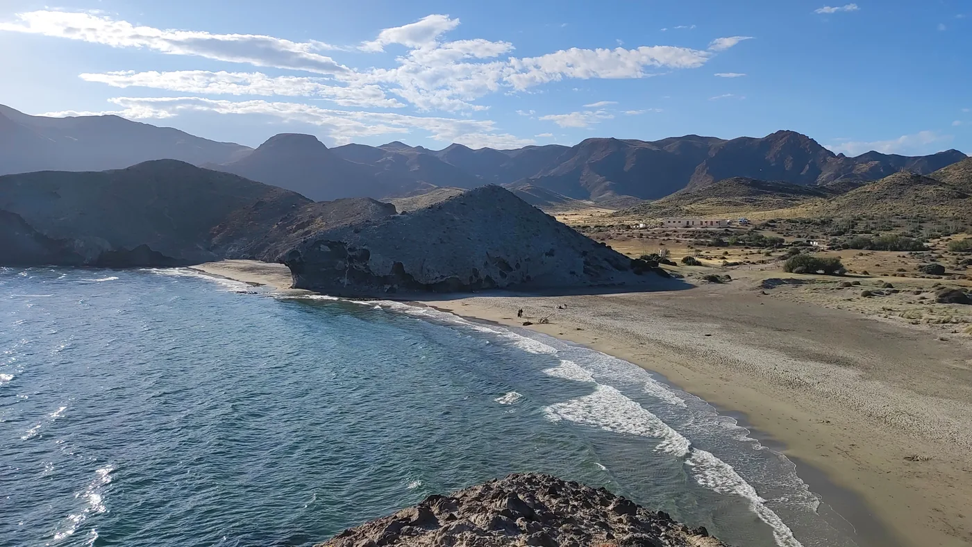 La plage de Mónsul vue depuis la Peineta dans le parc de Cabo de Gata