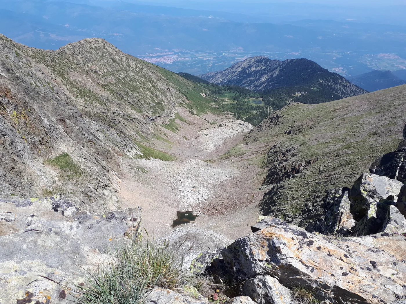Le cirque glaciaire sous le pic du Canigou en direction du refuge des Cortalets