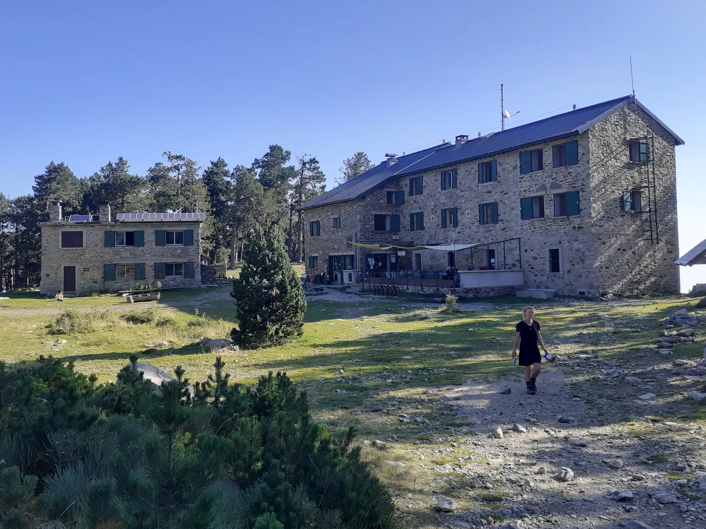 Le refuge des Cortalets dans le massif du Canigou en journée