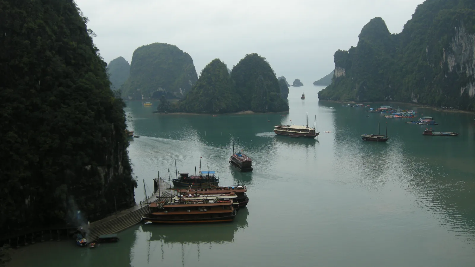 Vue en hauteur sur les îlots calcaires et les bateaux de la baie d’Ha Long au Vietnam