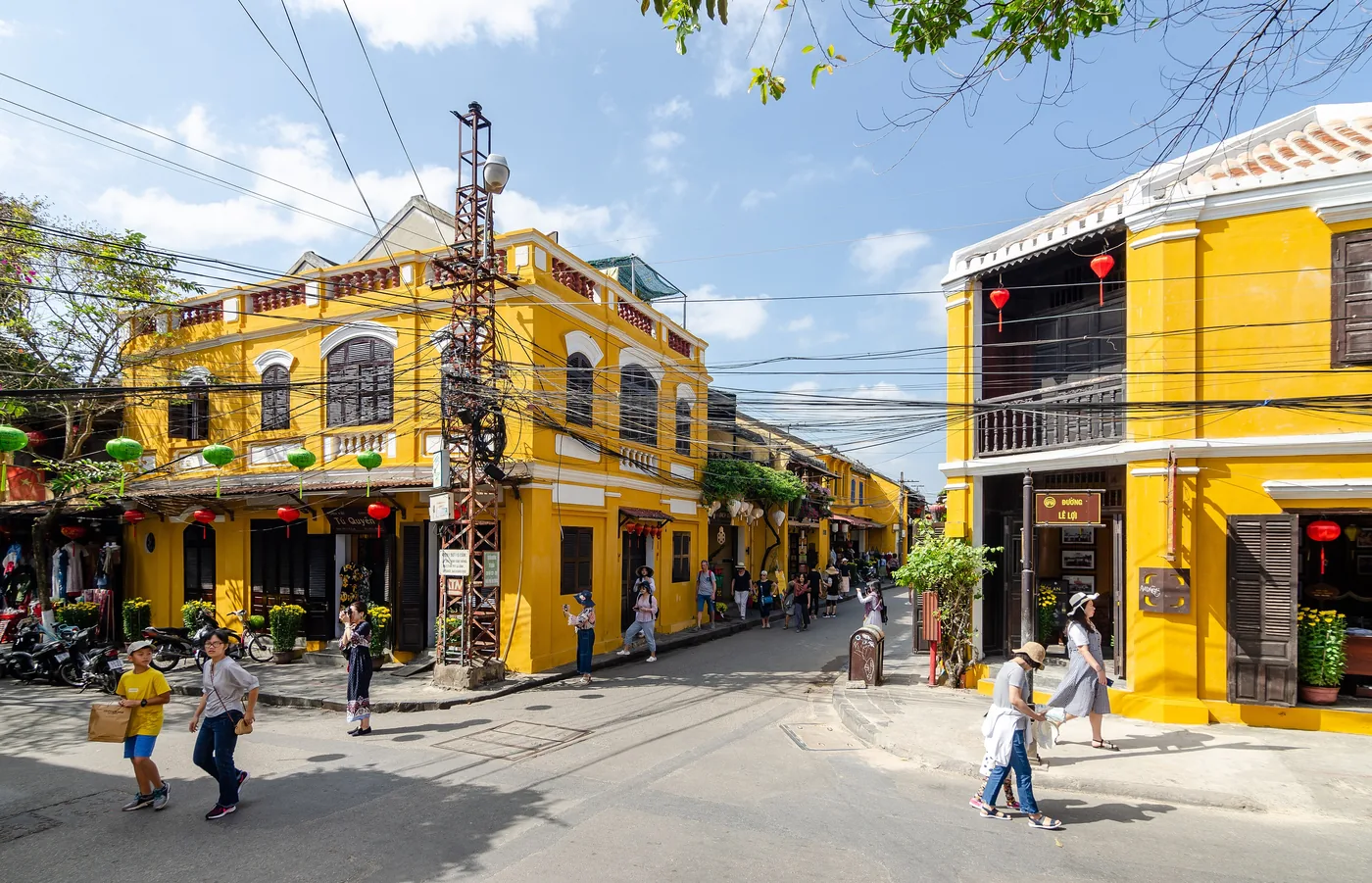 Maisons jaunes et lanternes dans la vieille ville de Hội An