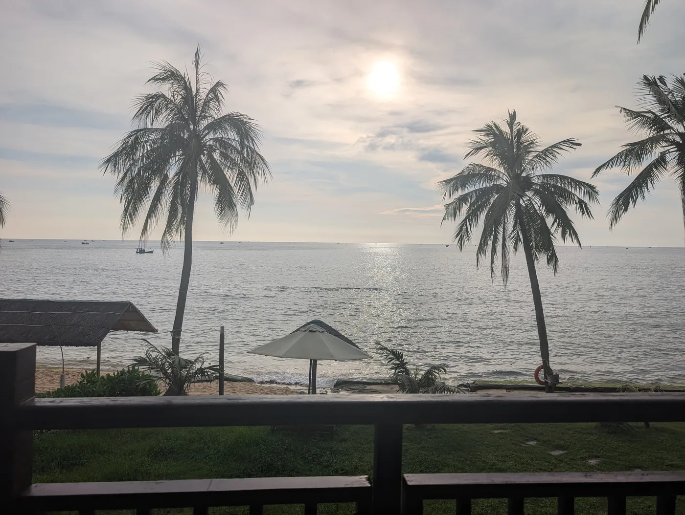 Plage bordée de palmiers à Phú Quốc dans le sud du Vietnam