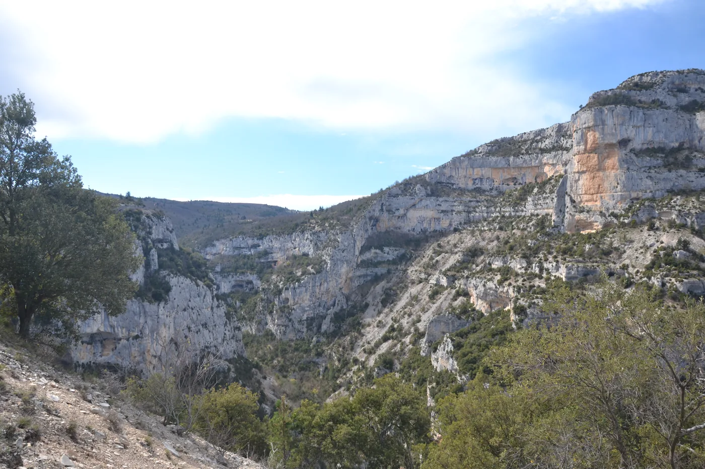 Le Rocher du Cire vu depuis la route D942 dans les gorges de la Nesque