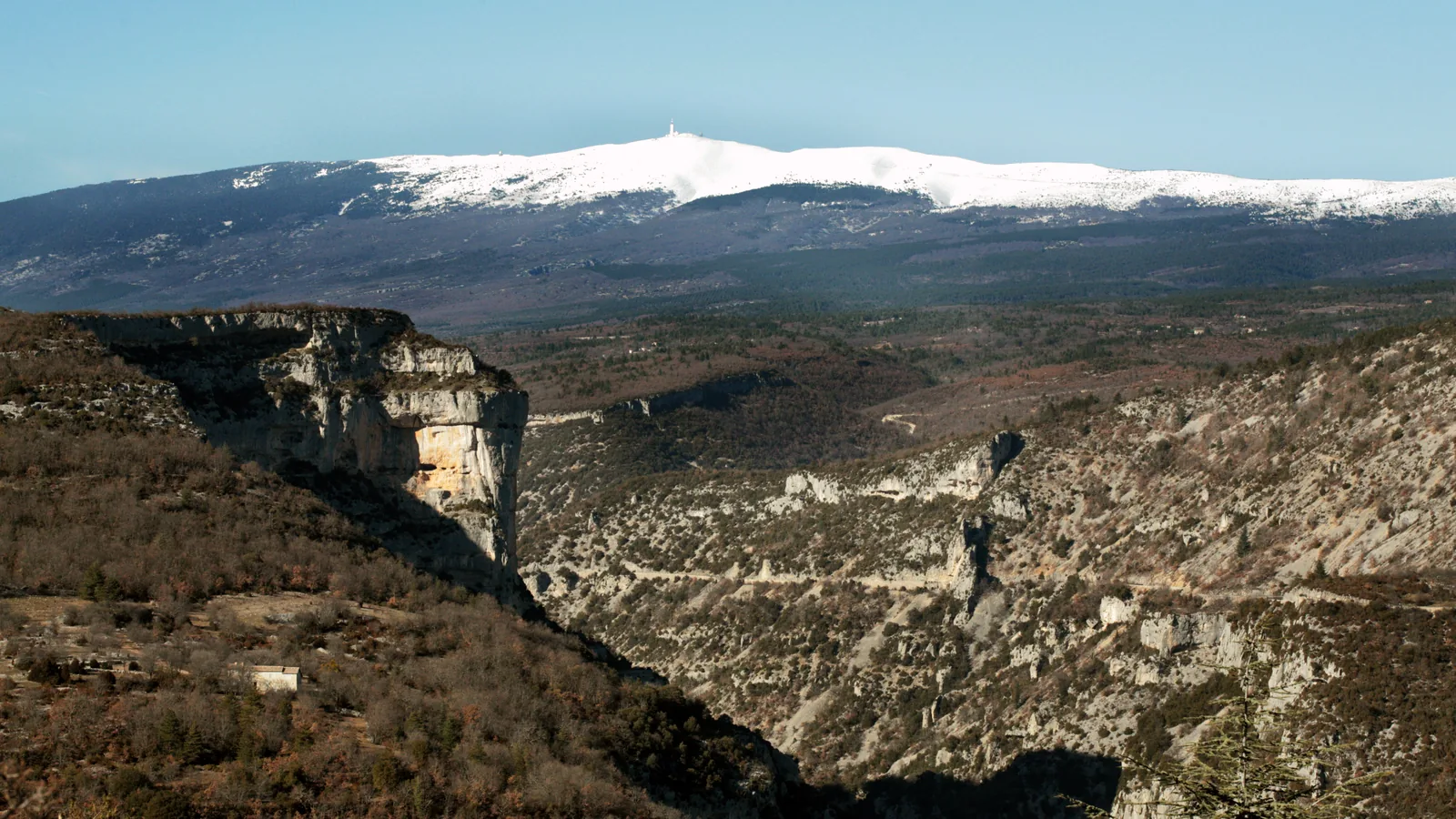 Panorama des gorges de la Nesque avec le mont Ventoux à l’arrière-plan