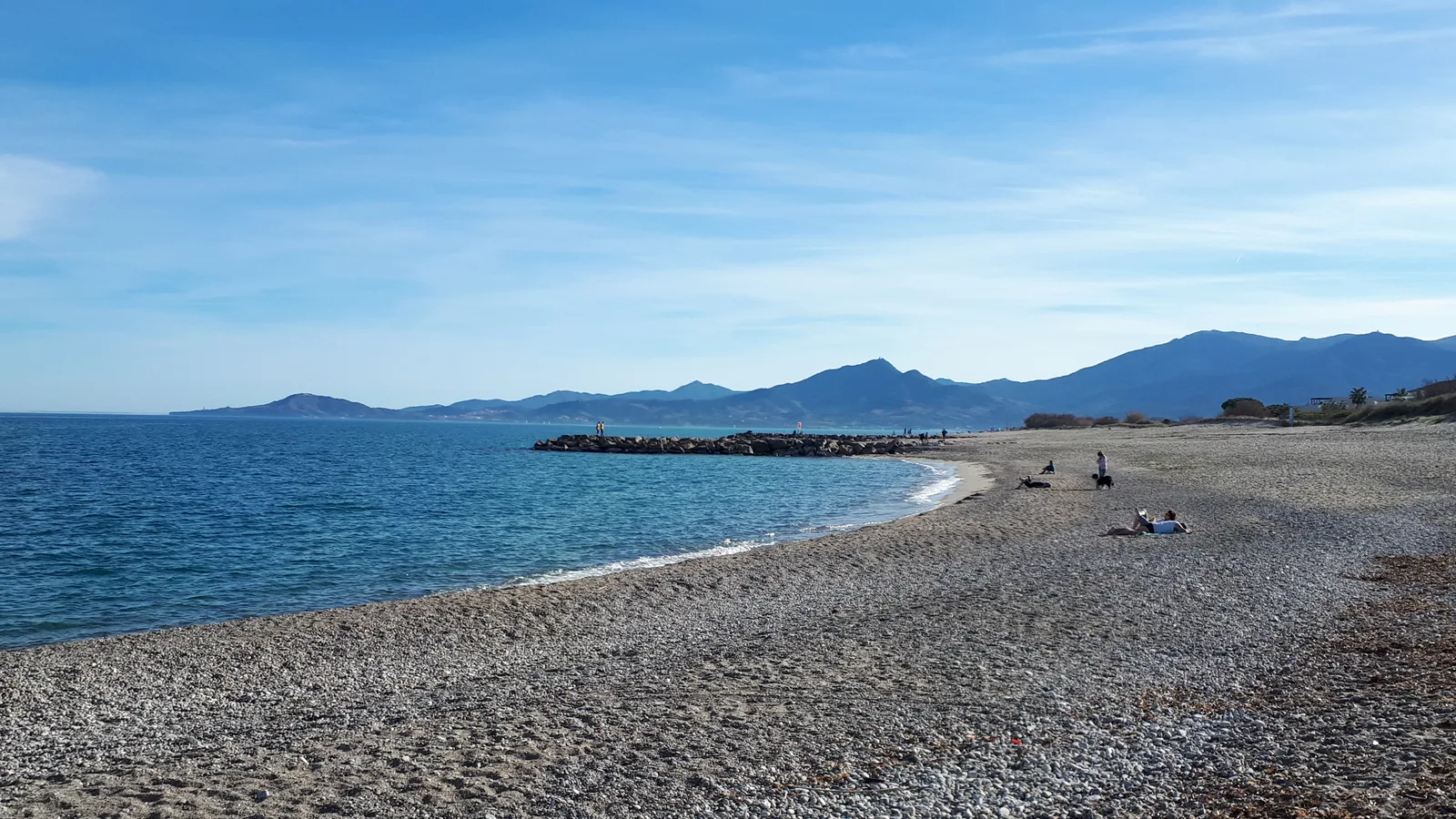 La plage sud de Saint-Cyprien face à la Méditerranée et au massif des Albères