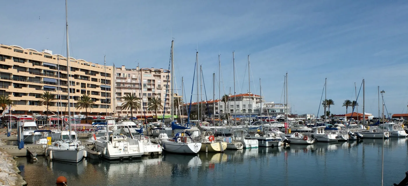 Le port de Saint-Cyprien-Plage vu du sud, avec voiliers et front de mer