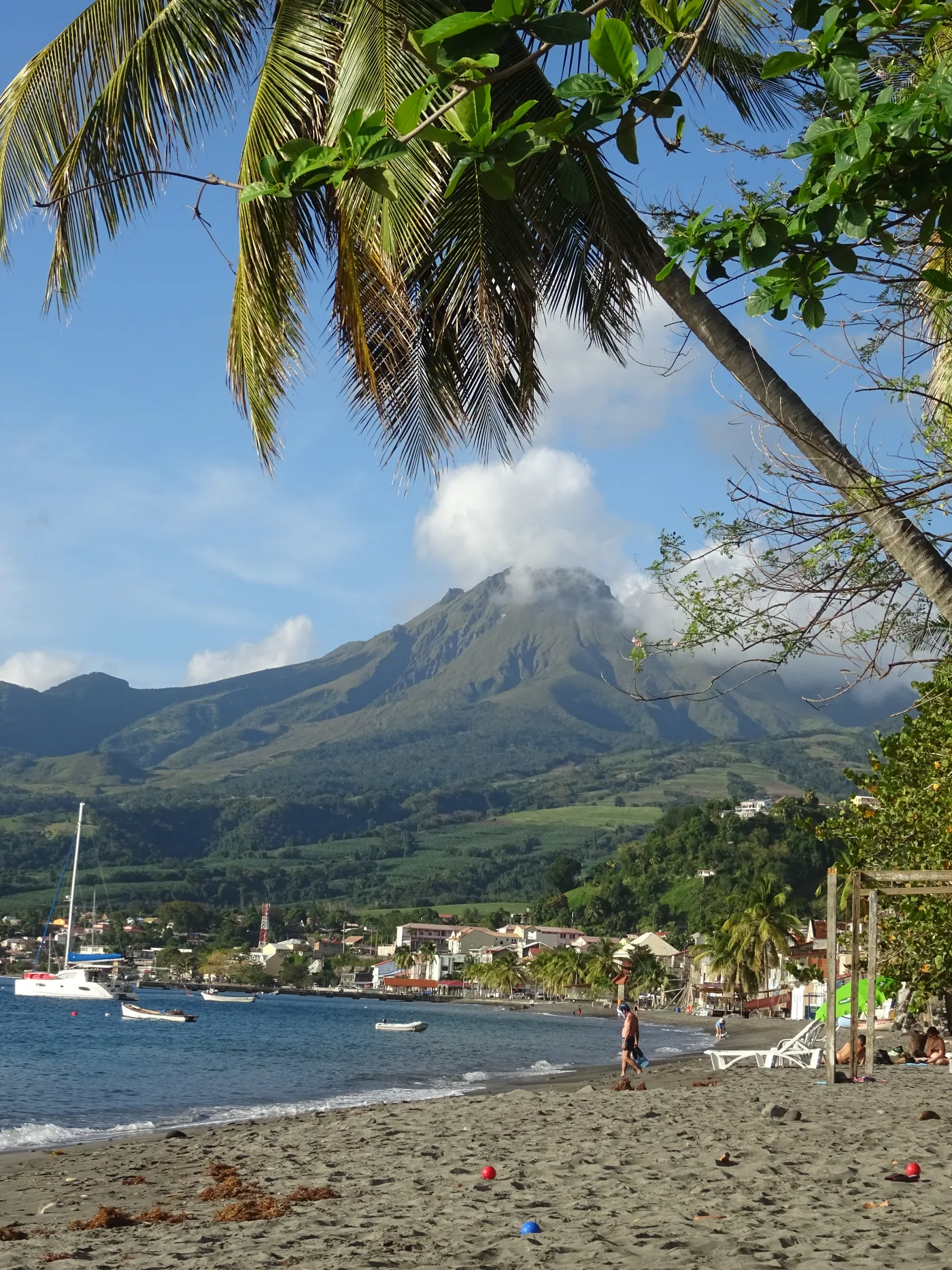La montagne Pelée vue depuis la plage de Saint-Pierre en Martinique