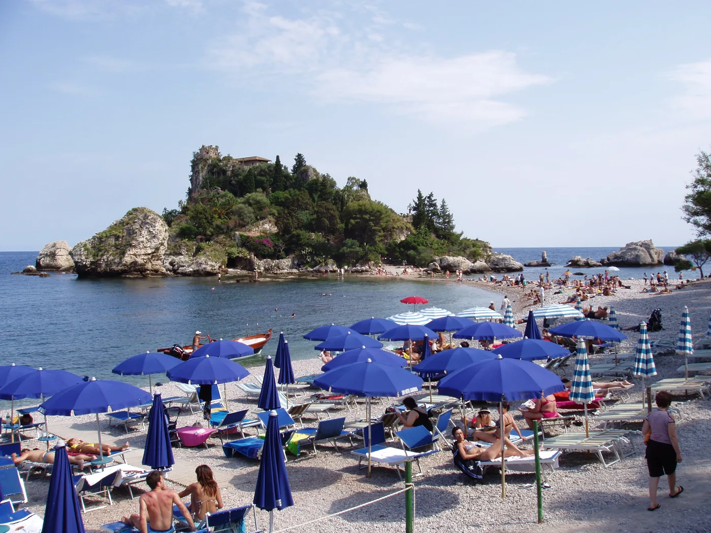 Isola Bella vue de la plage, îlot relié par un cordon de sable