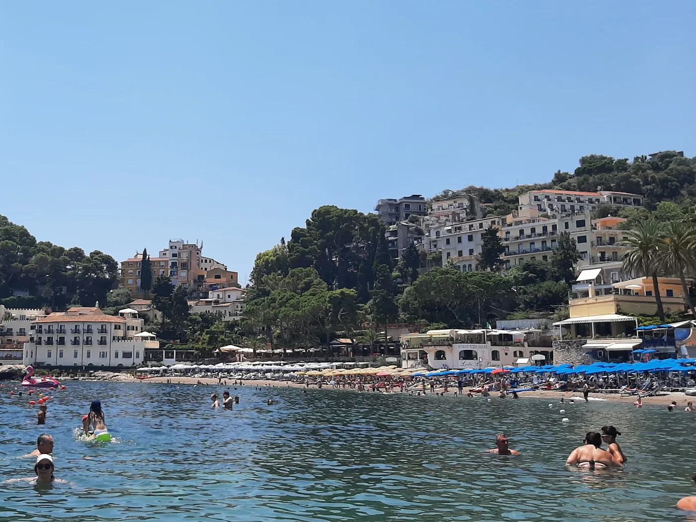 La petite crique de Mazzarò, eaux claires de la côte de Taormine