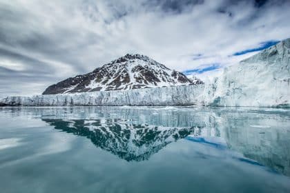 Croisière en arctique, montagne pointue