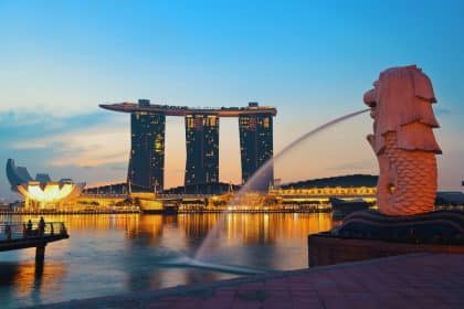 une-vue-epoustouflante-sur-la-skyline-de-singapour-depuis-lune-des-terrasses-des-meilleurs-hotels-de-la-ville