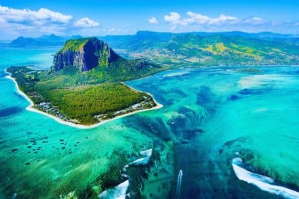 une-vue-aerienne-des-rues-colorees-et-animees-des-villes-de-lile-maurice-revelant-les-tresors-caches-qui-attendent-detre-decouverts
