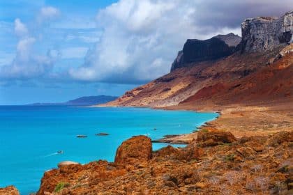 une-vue-paradisiaque-de-locean-indien-entouree-de-magnifiques-iles-et-de-plages-de-sable-blanc