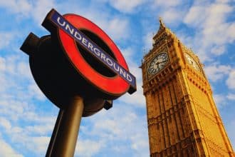 Une vue aérienne de Londres, avec ses nombreux gratte-ciel et ses lumières scintillantes, offrant une multitude d'options pour un séjour confortable dans la capitale britannique.