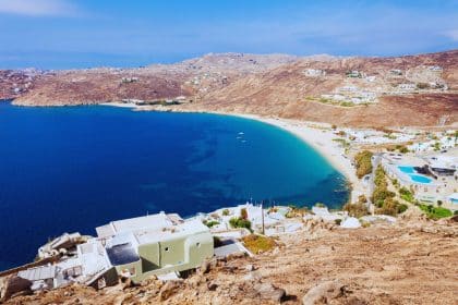 une-magnifique-plage-de-sable-fin-entouree-deau-cristalline-a-mykonos