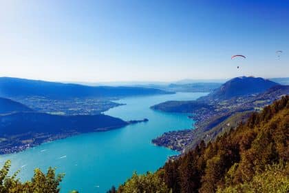 image-le-magnifique-lac-du-bourget-entoure-de-montagnes-majestueuses-et-dune-vegetation-luxuriante-est-un-veritable-joyau-naturel-a-ne-pas-manquer-lors-de-votre-visite-en-france