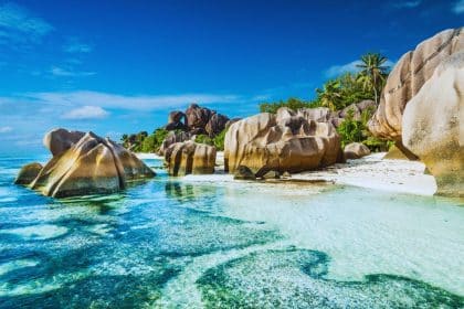 une-vue-paradisiaque-des-seychelles-avec-des-plages-de-sable-blanc-des-eaux-turquoise-et-des-palmiers-luxuriants