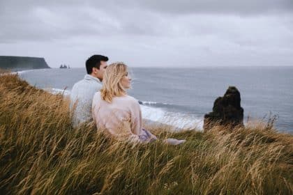 un-couple-souriant-se-tient-la-main-devant-un-paysage-pittoresque-pret-a-vivre-un-week-end-insolite-rempli-dexperiences-inoubliables-a-partager
