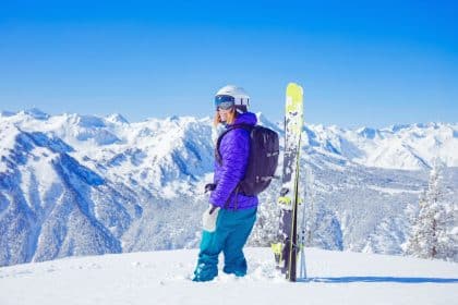 Une famille profite de l'incroyable paysage montagneux des Pyrénées lors de leurs vacances de ski parfaites.